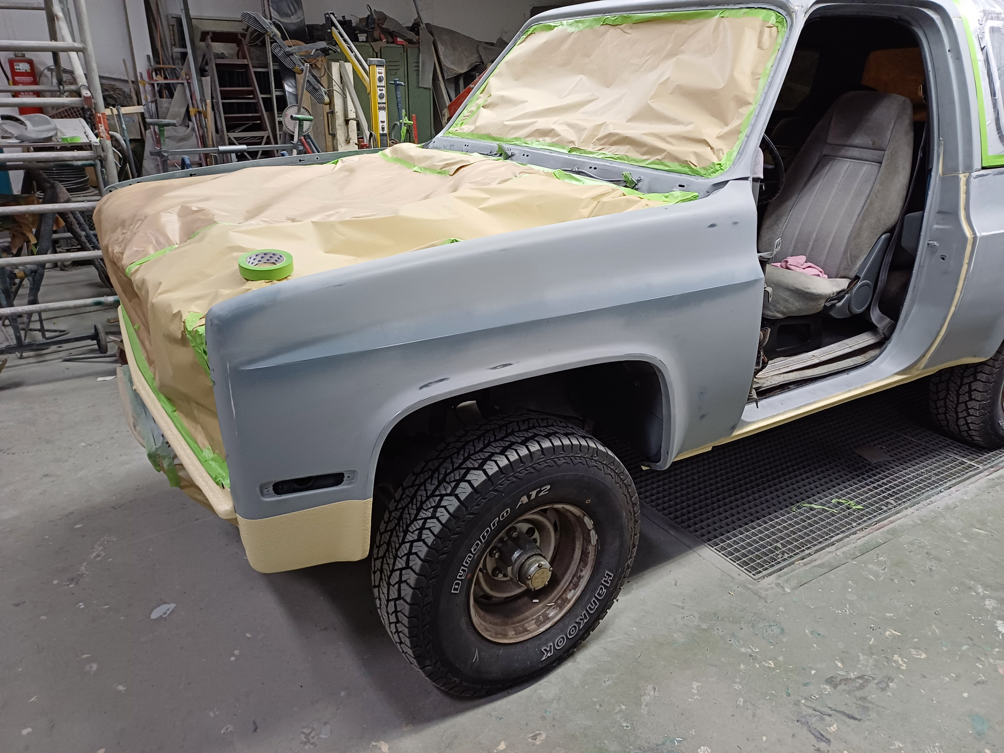 GMC Jimmy – Komplettlackierung: Vorbereitung und Grundierung – Front