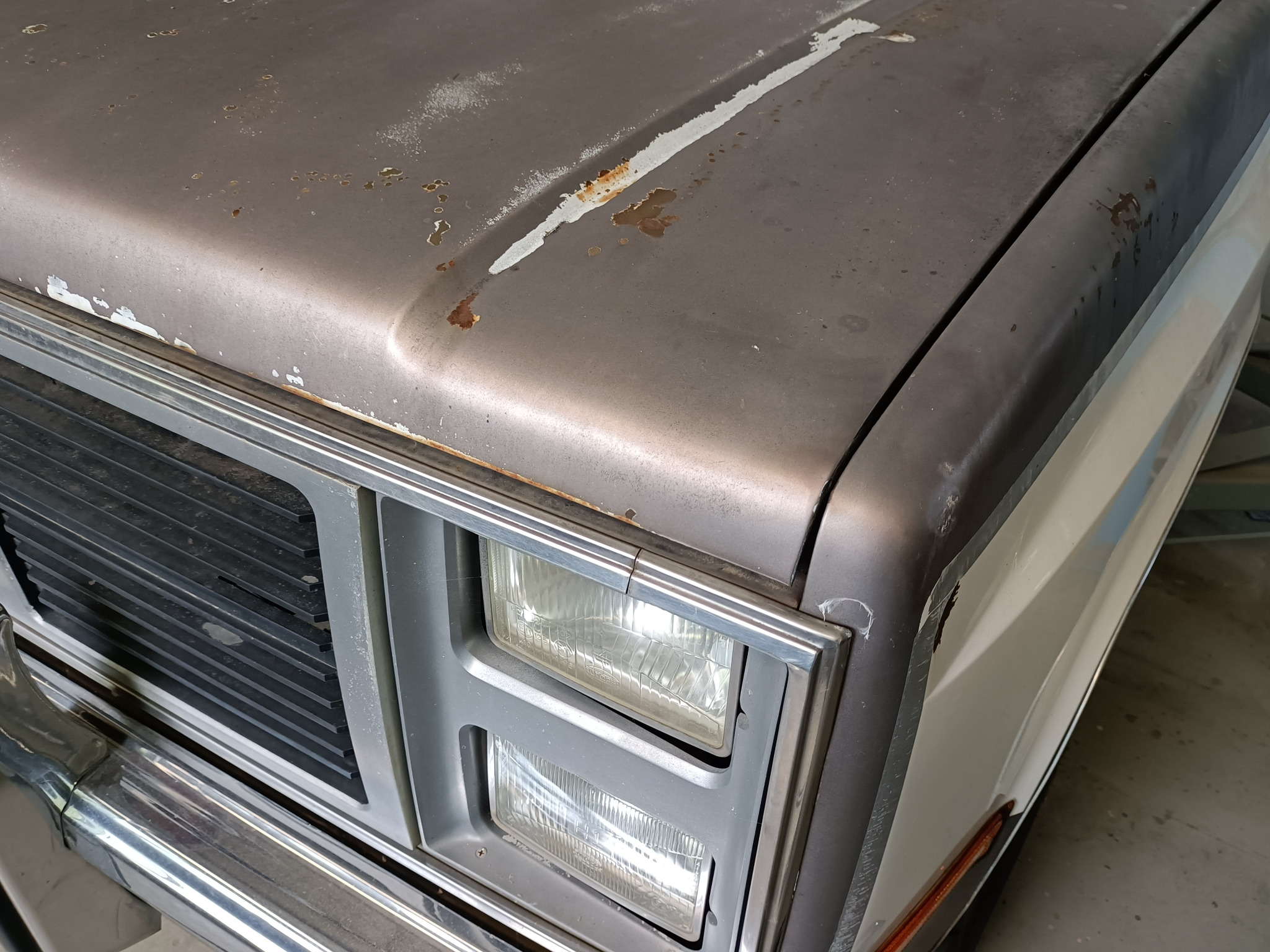 GMC Jimmy – Komplettlackierung: Lackschäden – Detailansicht